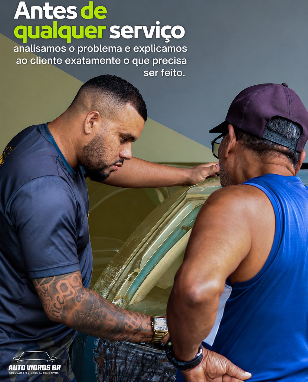 Técnico da Auto Vidros BR avaliando vidro com cliente