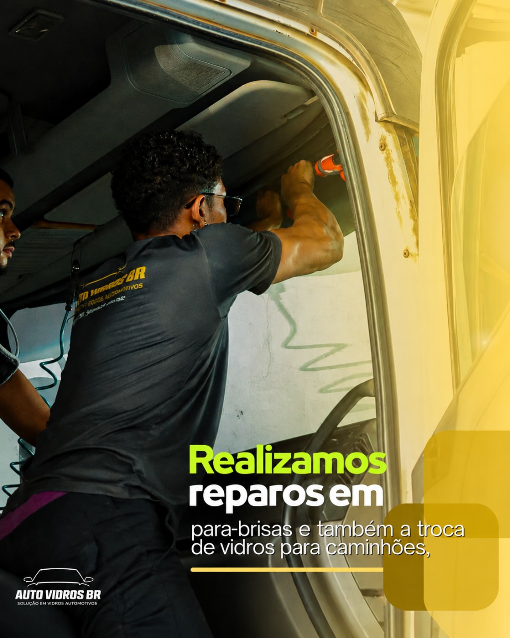 Equipe realizando reparo em vidro de caminhão