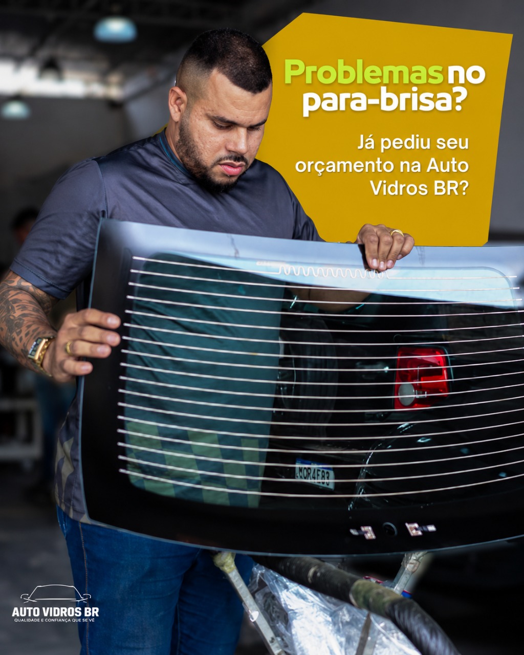 Técnico segurando vidro traseiro automotivo